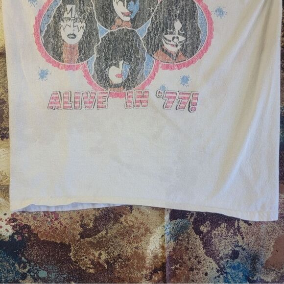 KISS Alive In ‘77 Retro Band T-shirt Men’s Size Small White Short Sleeve - Picture 2 of 15